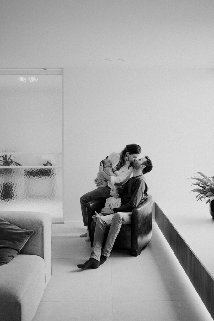 Gezinsshoot van Isabelle, Kristof, Odil & Remon: liefdevolle momenten vastgelegd in hun thuisomgeving.