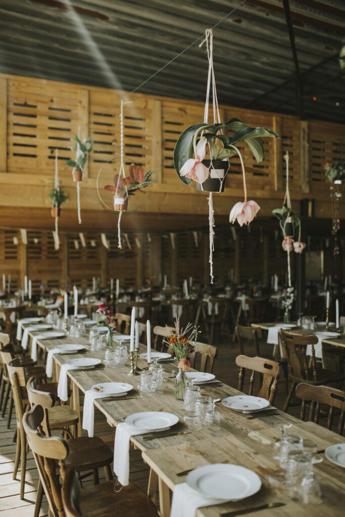 Met bloemen aangeklede feesttafel