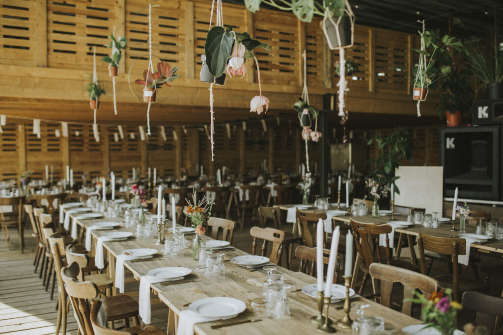 Met bloemen aangeklede feesttafel