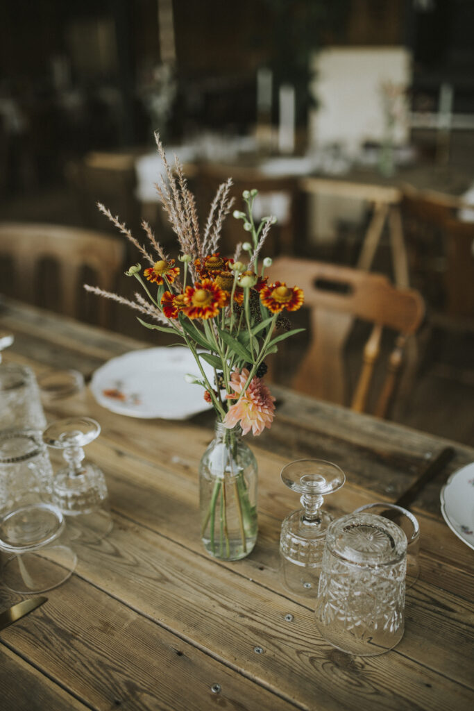 Met bloemen aangeklede feesttafel