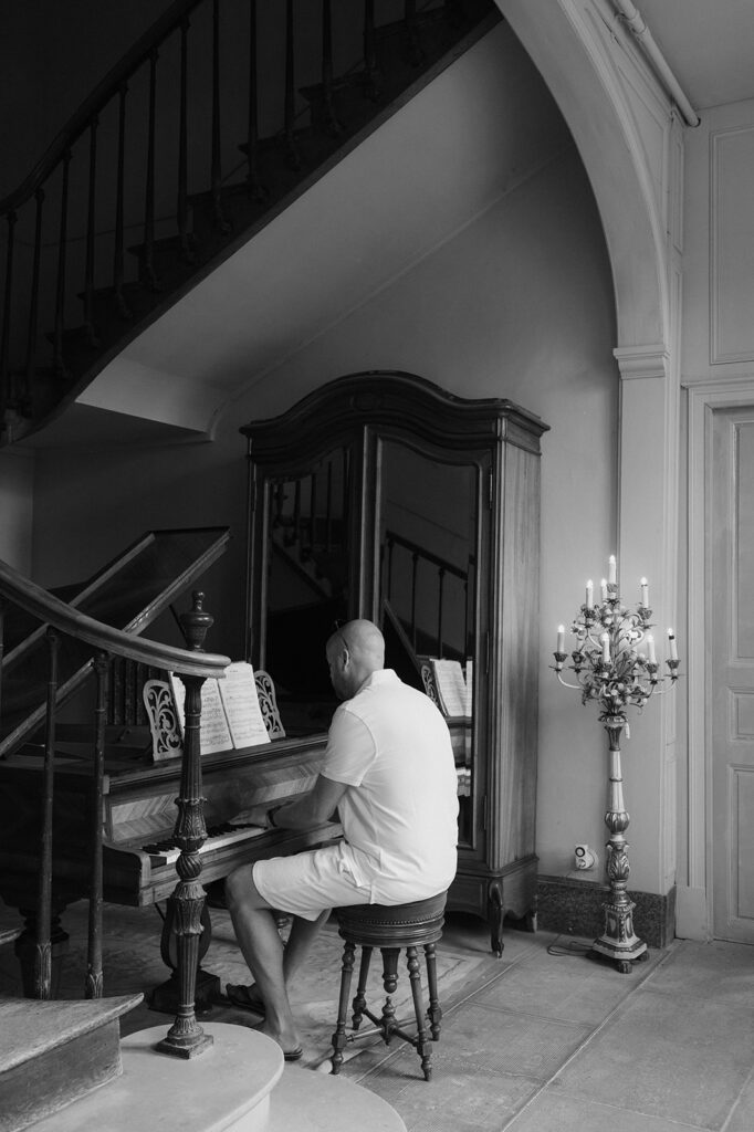 groom on the piano Chateau de Mairy, Champagne